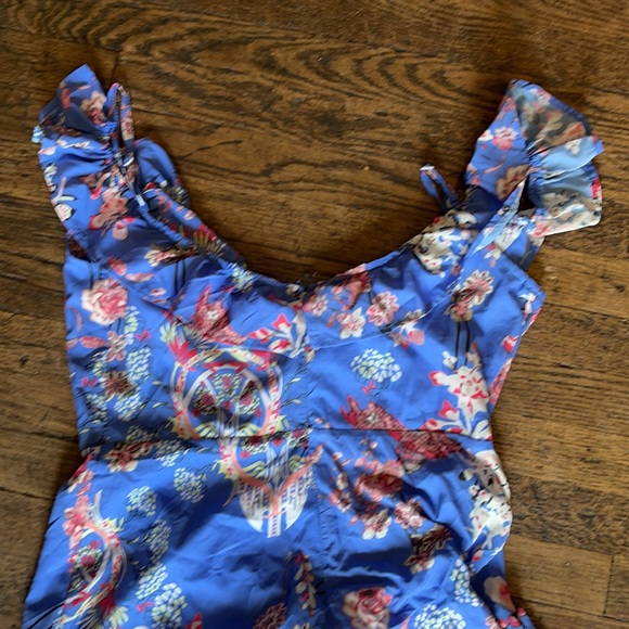 Pretty dress! - Picture 4 of 6